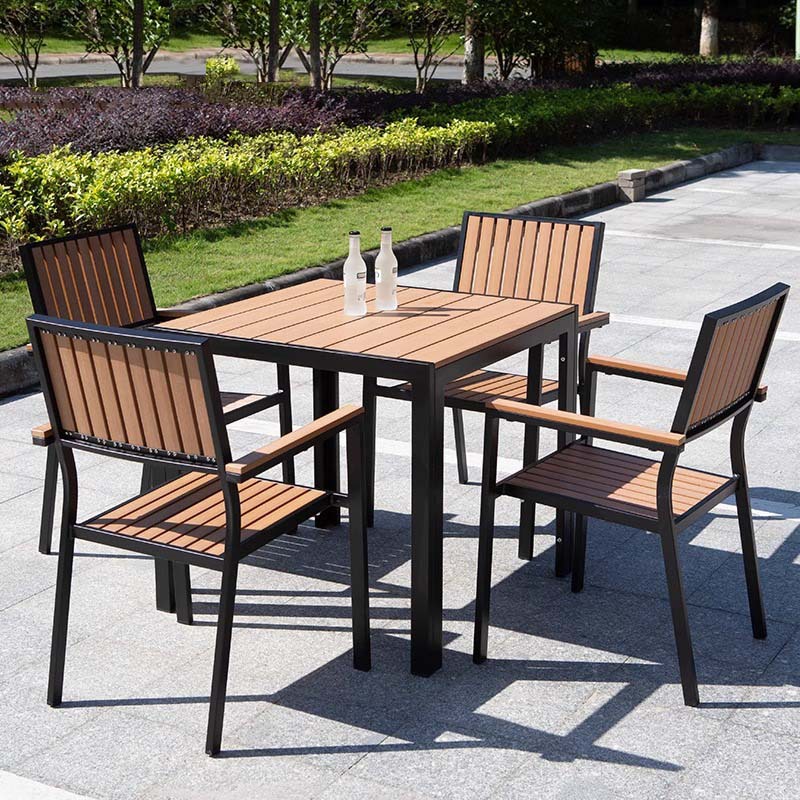 80 mesas cuadradas cuatro sillas de madera de plástico