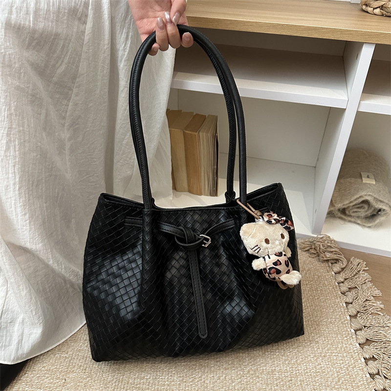 Versátil, simple, elegante, textura superior, primavera y verano, 2026 nueva bolsa de hombro para mujeres de viajes casuales de color sólido, plegado