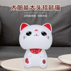 太陽エネルギーの猫は首を横に振って車の装飾品を並べます。