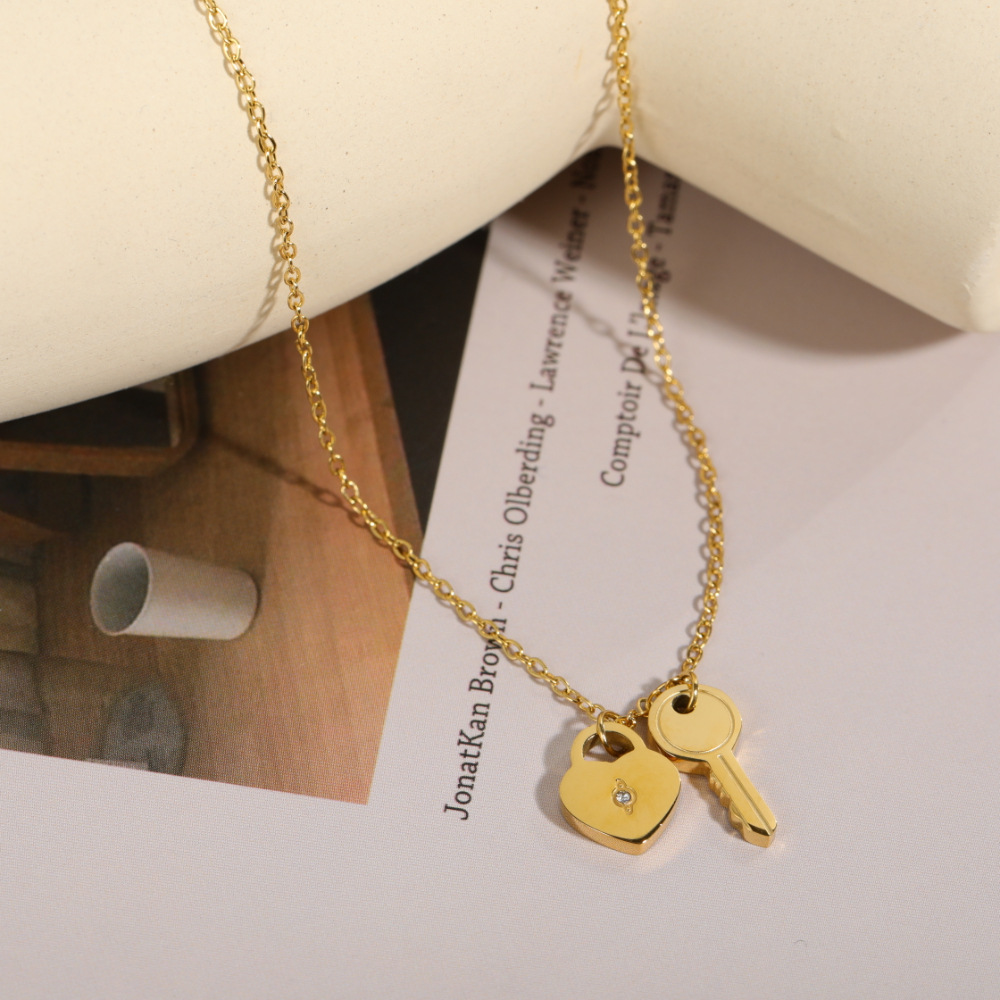 Fashion Simple Heart Lock Key Pendants Inlaid Zircon Stainless Steel Necklace display picture 2