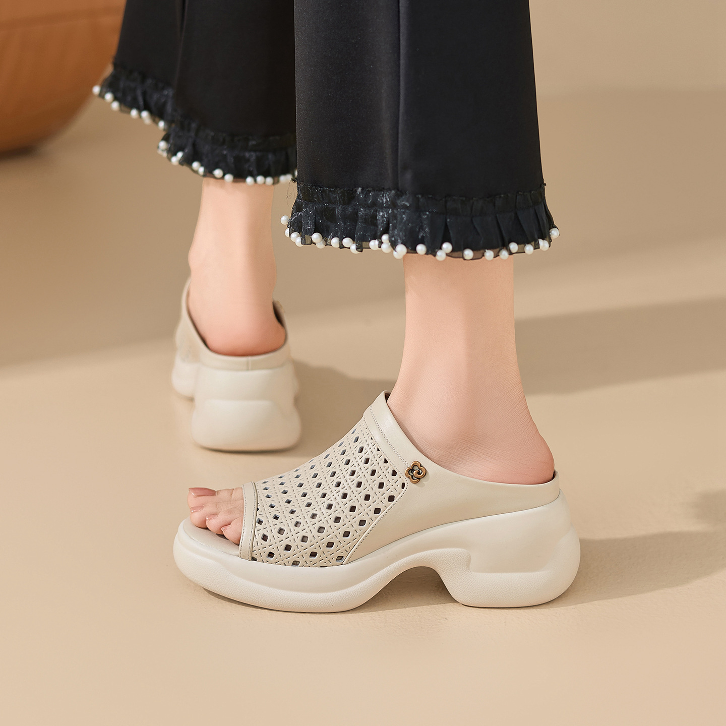 Dép sandal nữ da bò đục lỗ đế bánh xốp dày gót cao nhẹ — màu trắng ngà