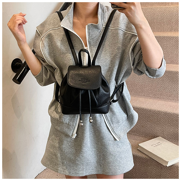 Simple, versatile and niche design women's backpack 2025 new trendy casual small backpack, fashionable travel small schoolbag undefined