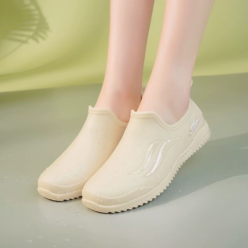 Новые модные неглубокие женские дождевики, летние нескользящие, износостойкие, удобные короткие водные туфли на толстой подошве для работы на кухне и использования на открытом воздухе.