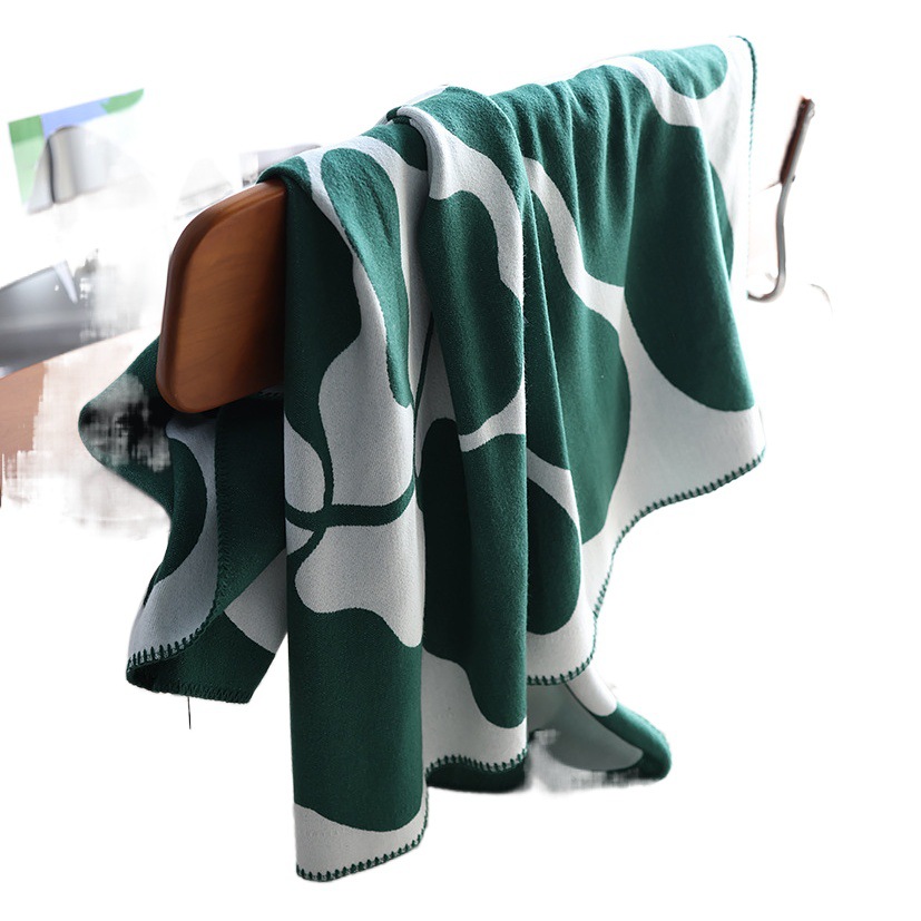 ジャカードはカシミヤの絨毯をまねて、カジュアルなソファーの絨毯をかぶせます。