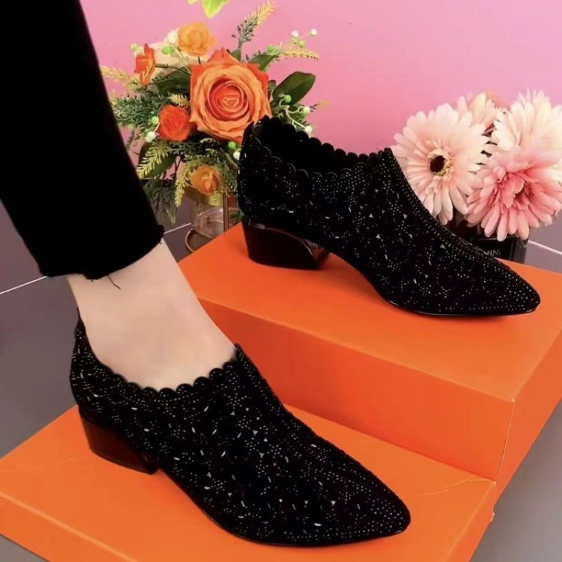 깊은 입 싱글 레이어 신발 여성 포인팅 2023 새로운 두꺼운 힐 라인 스톤 프로스트 가죽 신발 라인스톤 엄마 신발 댄스 슈즈 미드 힐 신발