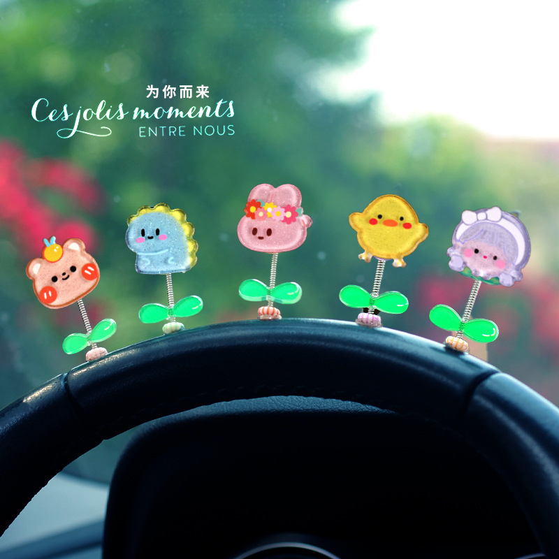 Adornos pequeños de dibujos animados lindos, decoraciones interiores de automóviles, adornos de automóviles, autos eléctricos, muñecas que sacuden la cabeza, descompresión de escritorio, celebridades de Internet