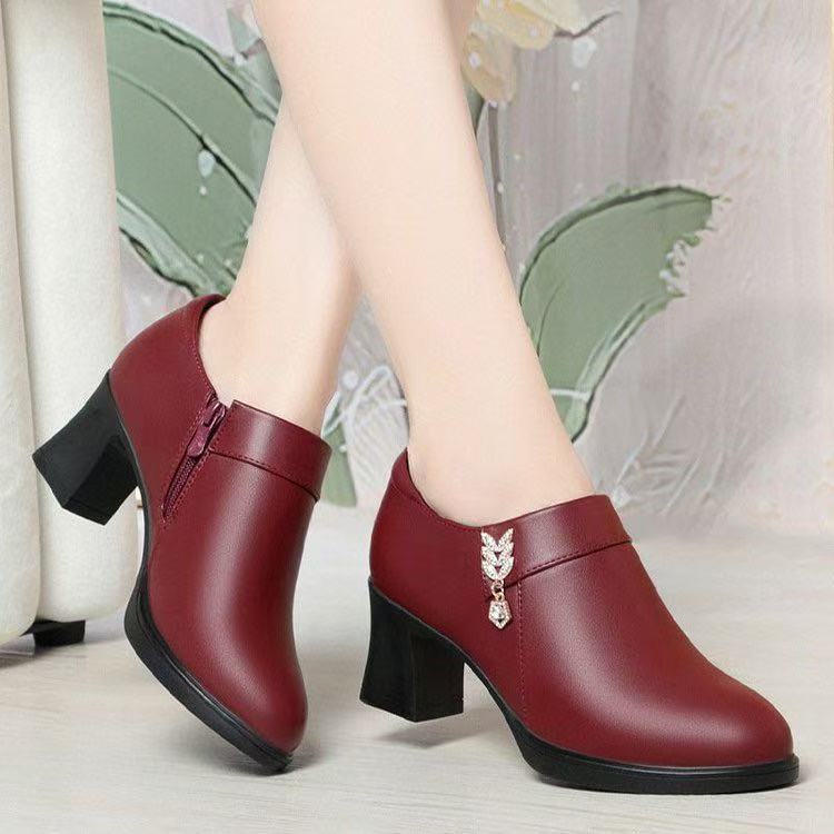 Zapatos transfronterizos de primavera y otoño, zapatos de cuero de mediana edad, zapatos de cuero suaves, zapatos de tacones gruesos y profundos, zapatos cómodos para mujeres.