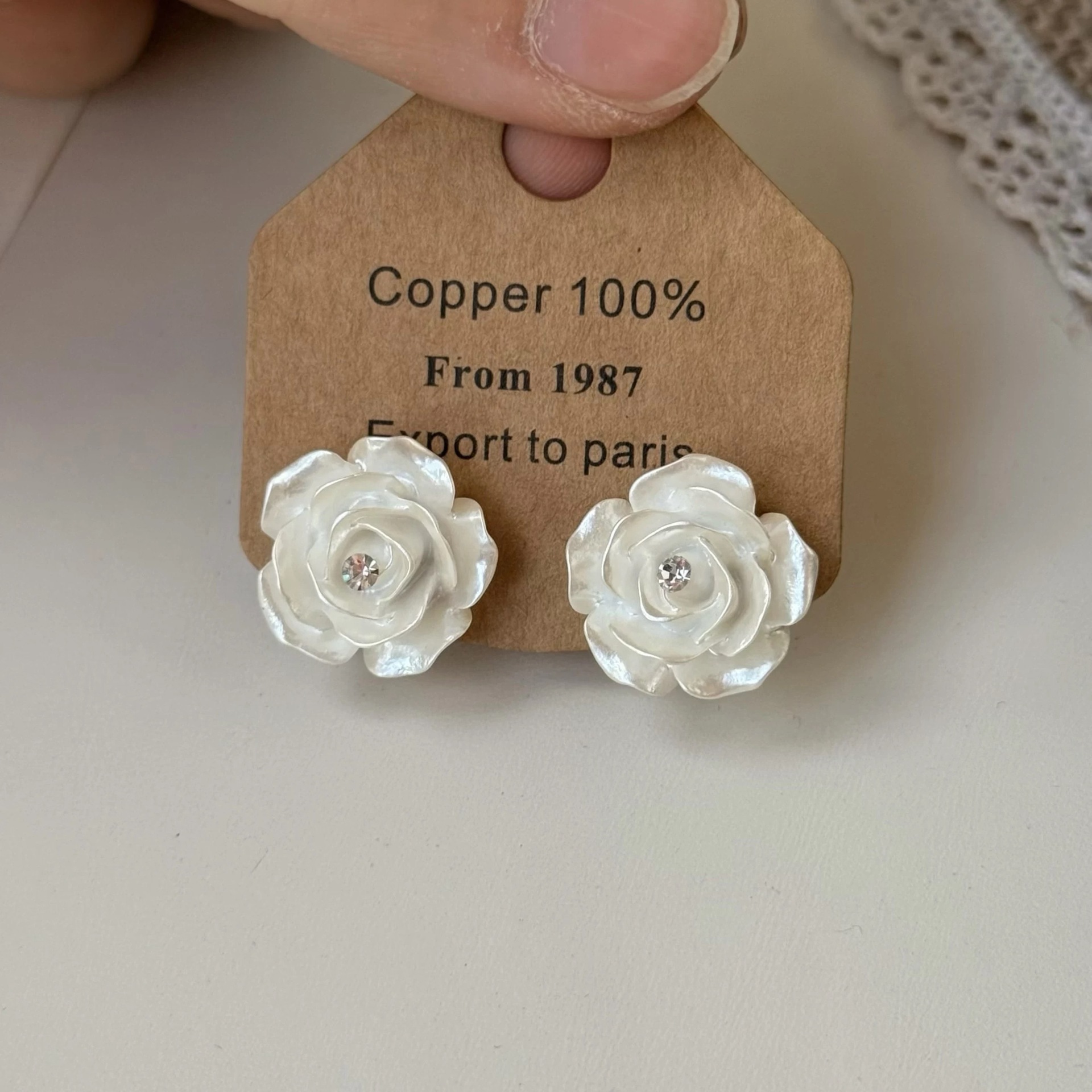 Double petal rose silver-white stud earrings [silver needle]