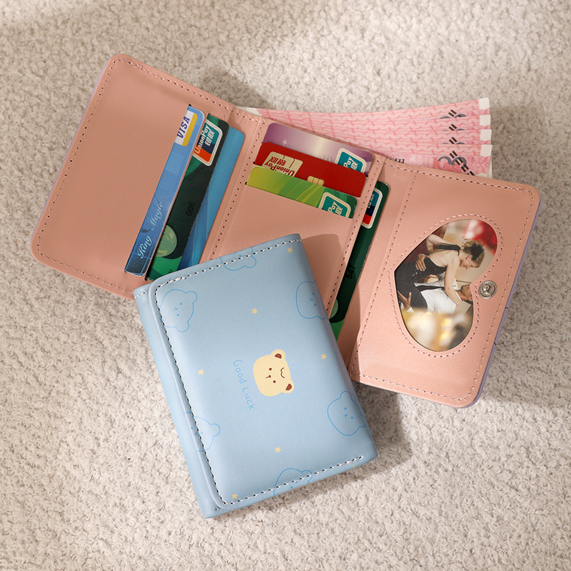 Bolso de mujer nuevo versátil fresco estilo japonés cartera animada corta tres plegables estudiantes impresión cartera plegable de dibujos animados