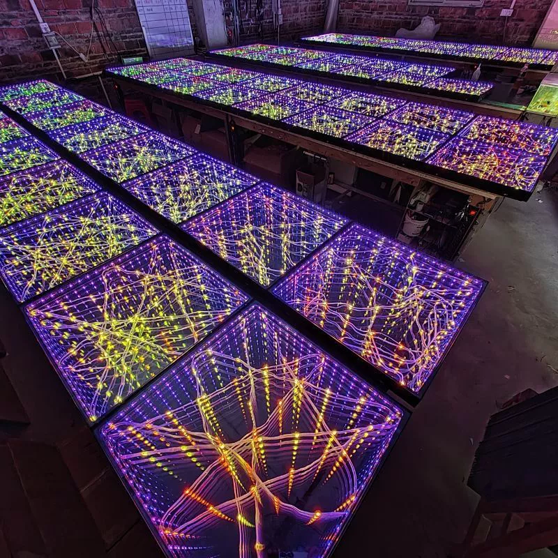 Зеркало "Аbyss", многослойное зеркало, сцена "Аbyss", напольная плитка "Аbyss", светлый фон, стена, пол, фортепиано, светлый журнальный столик, барный стол.