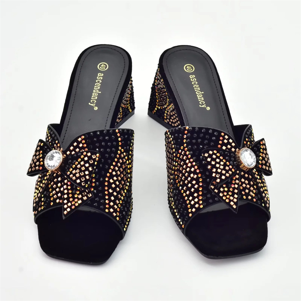 Vintage strasszokkal díszített női magassarkú cipő hozzáillő clutch stílusú vacsorához való öltönnyel_voghion.com