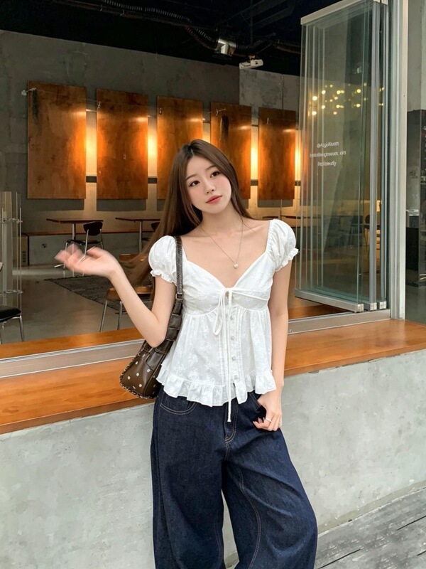 Lace-Trimmed French V-Neck Sleeveless Shirt for Women, Summer Ruffled Blouse, Stunning Slim-Fit Versatile White Top