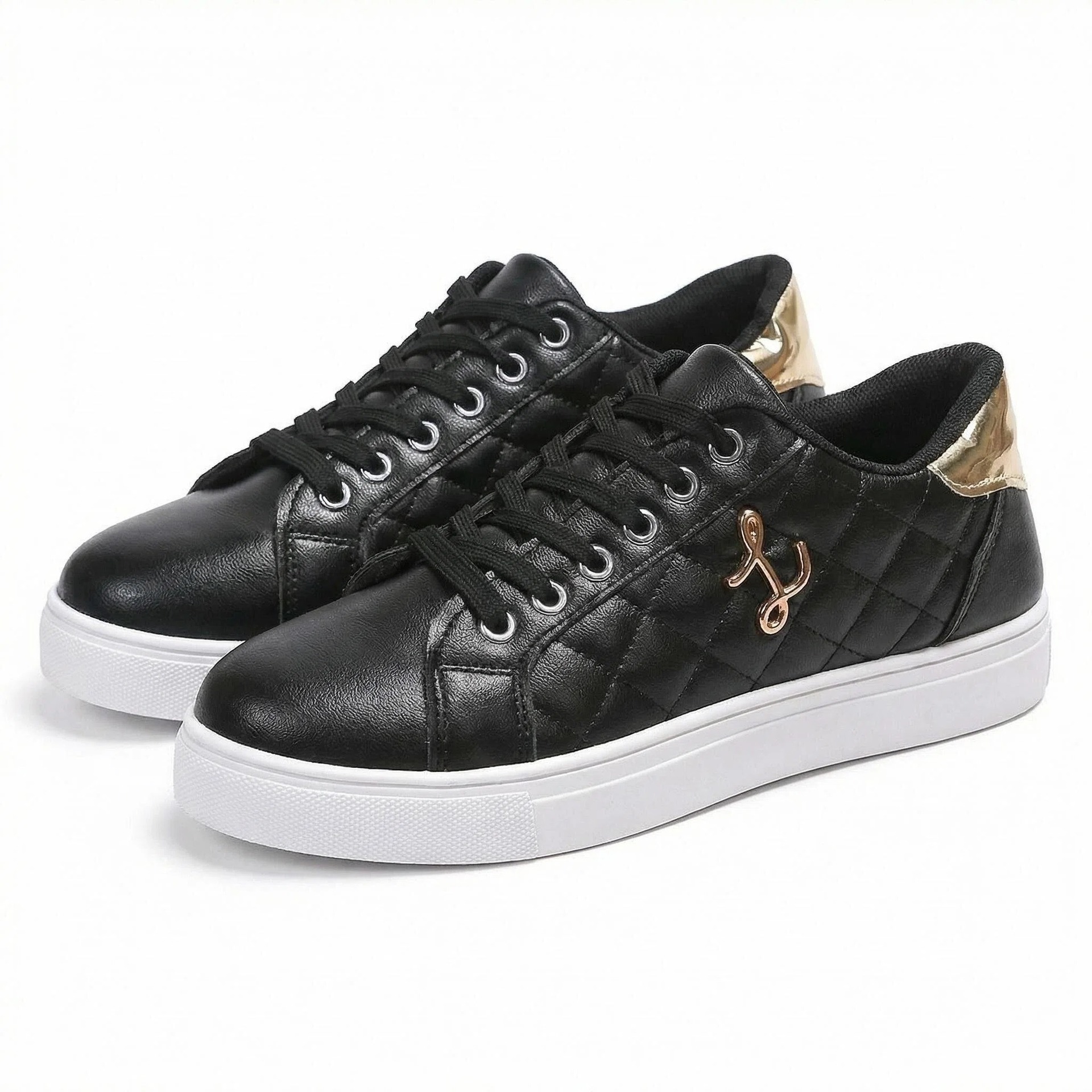 Zapatos de mujer, zapatos de suela gruesa, zapatos de mujer, correa de metal, decoración de pin negro, zapatos casuales de fondo blanco, versátiles