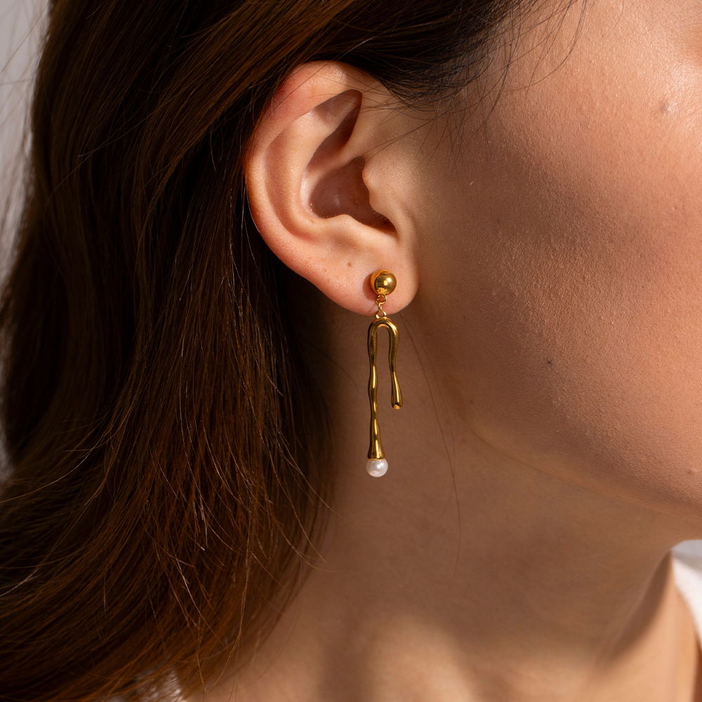 Pendientes populares europeos y americanos 18K de oro de acero inoxidable de perlas de titanio líquido pendientes de acero no se desvanece pendientes al por mayor