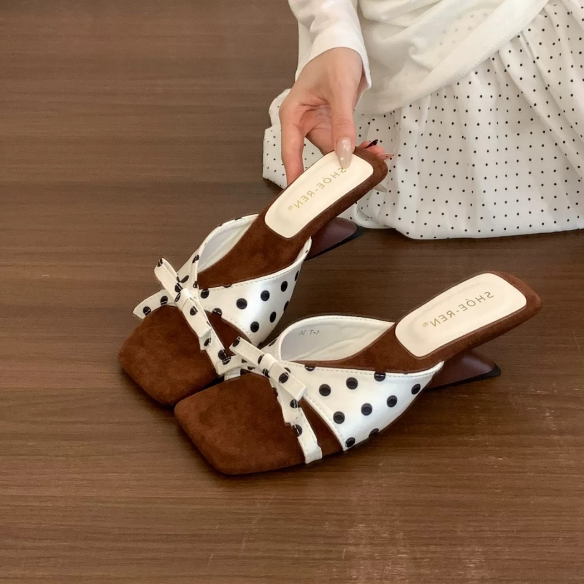 2026 verano nuevo nicho casual tacones de pendiente cuadrada francesa ondulado punto de arco zapatillas para mujeres image 4