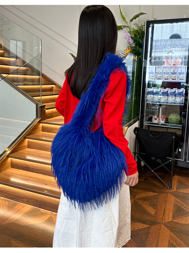 Women's 2024 autumn/winter new tassel heart-shaped fur plush spicy punk style large capacity shoulder bag_voghion.com
