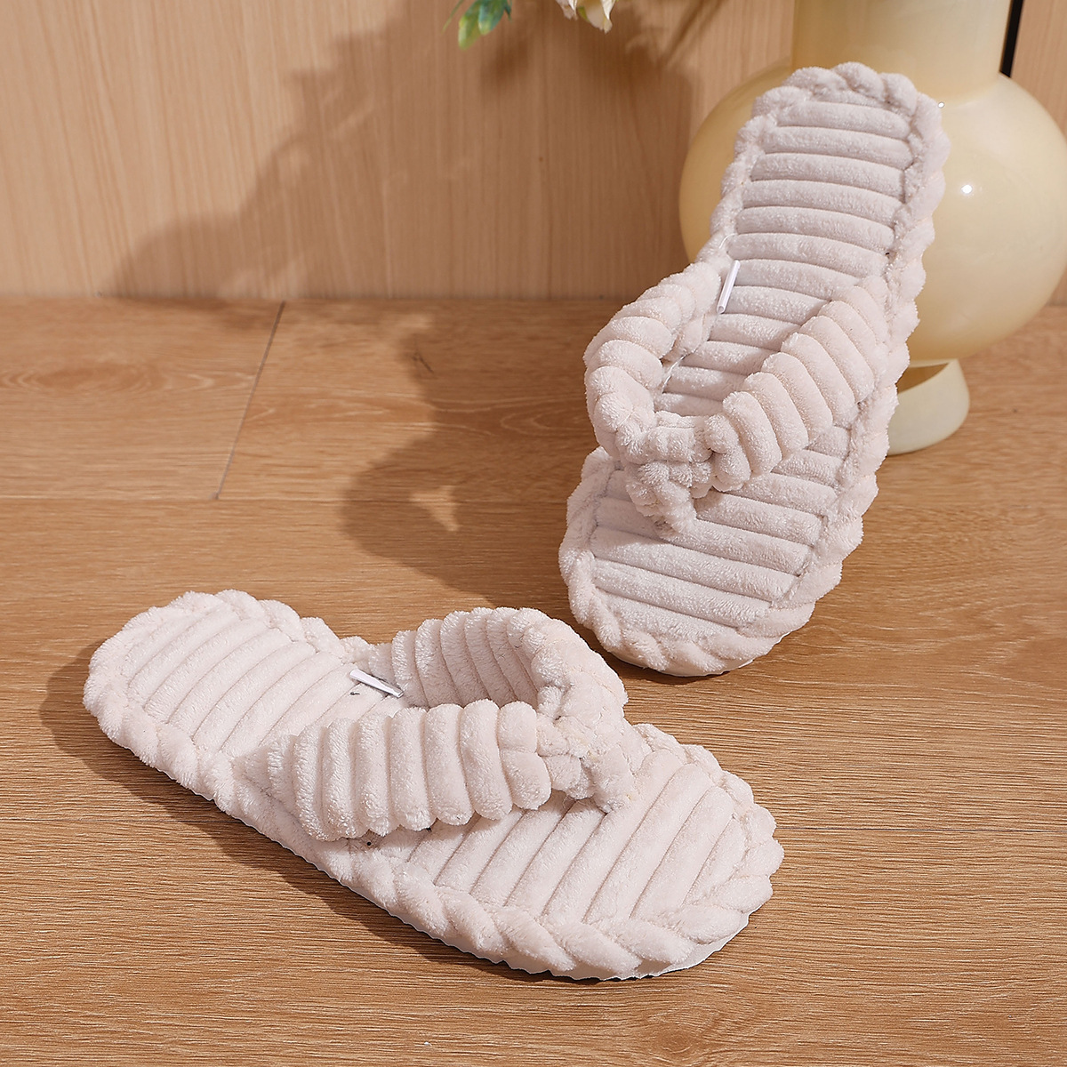 Zapatillas de pelusa suave para mujeres 2026 verano en el hogar confortable zapatillas de fondo plano hotel para invitados espesar zapatillas de baño para mujeres