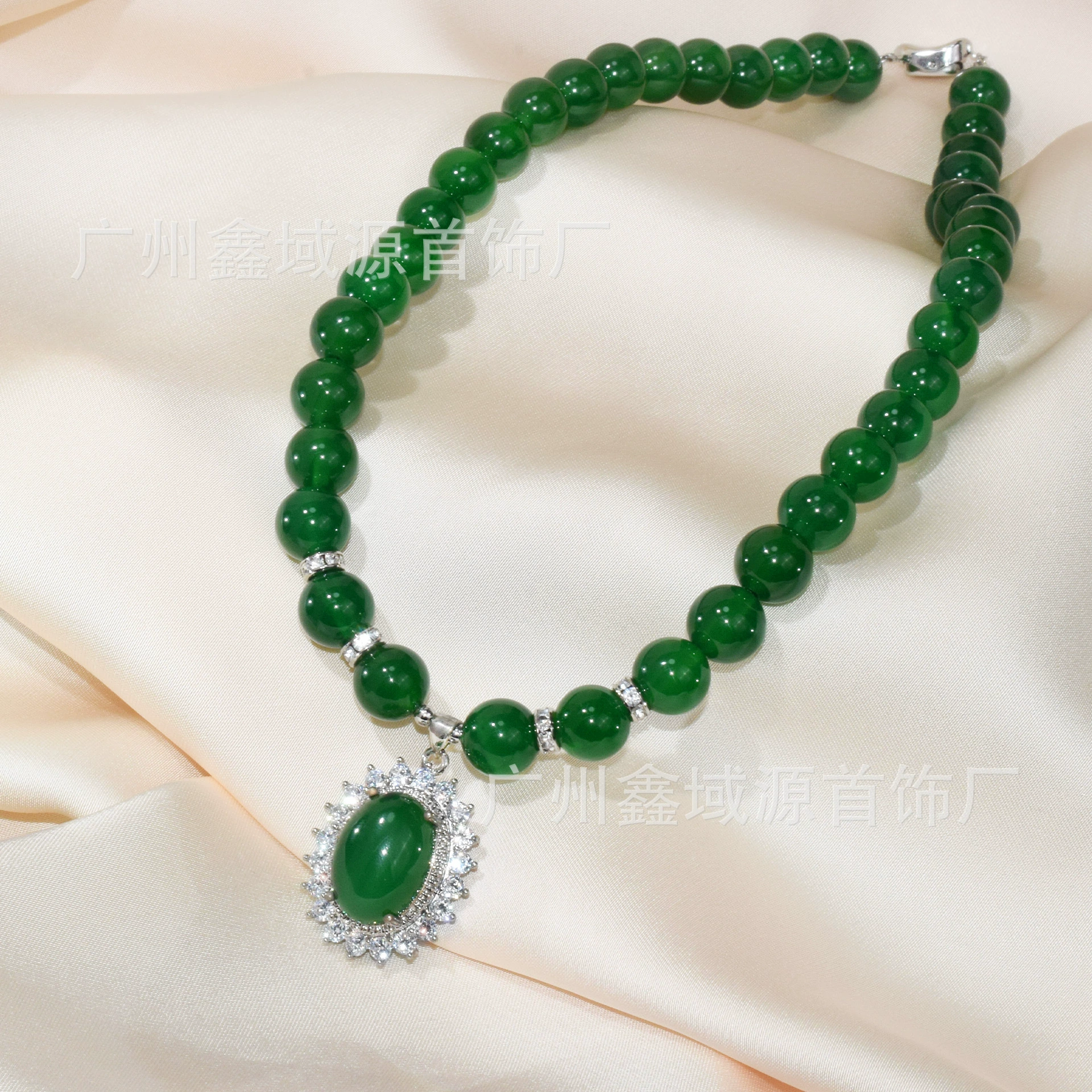 Высокое качество натуральный зеленый халцедон бисер шейный цепи легкий роскошный новый темперамент дикий нефритовый агат бусиновая цепочка завод оптом