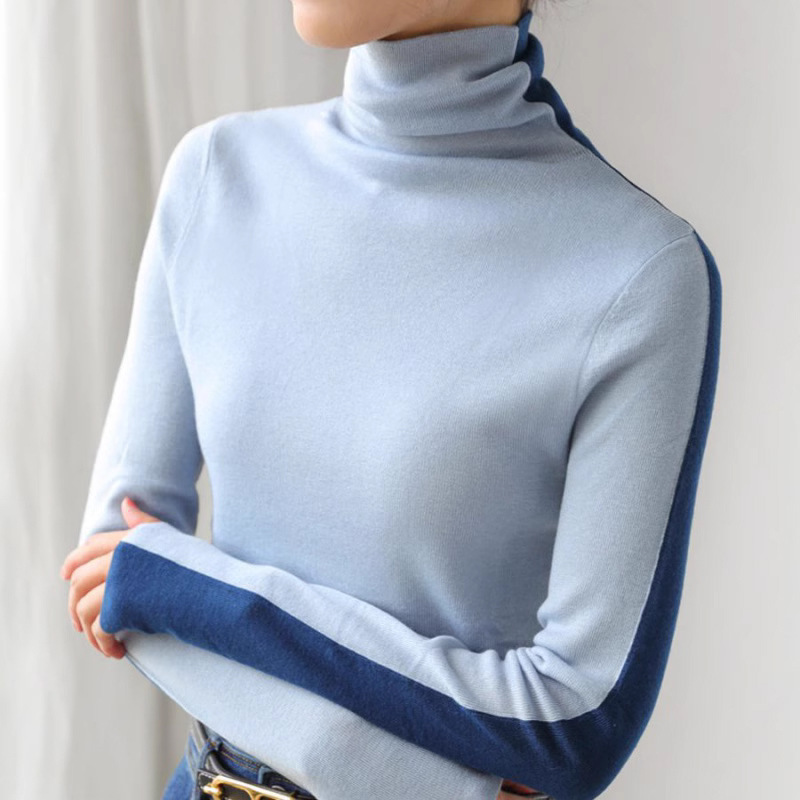 両面にデザイン感のあるウールのニット服を着ています。|undefined