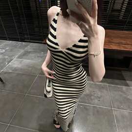 去海边度假条纹吊带V领连衣裙夏季性感辣妹气质显瘦收腰包臀长裙