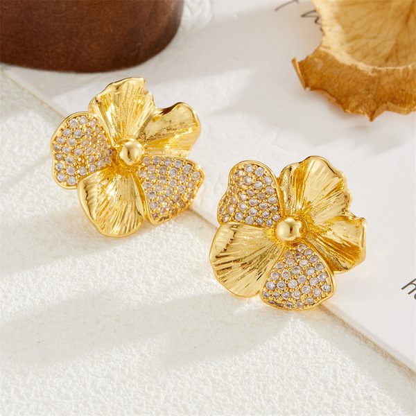 Fashionable retro earrings