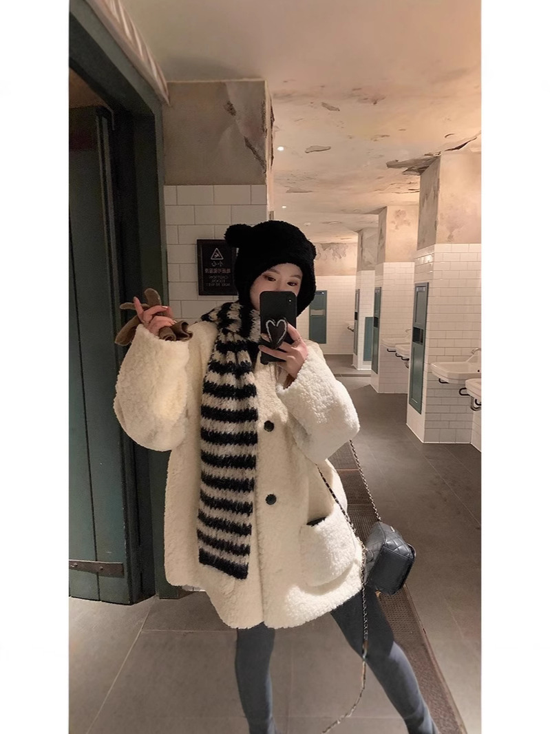 年齢を減らす子羊の毛は美しい上着と秋冬の子羊の絨毯と韓国系のファッションの気質の小さい香りの風の白いコートの女性に似合います。