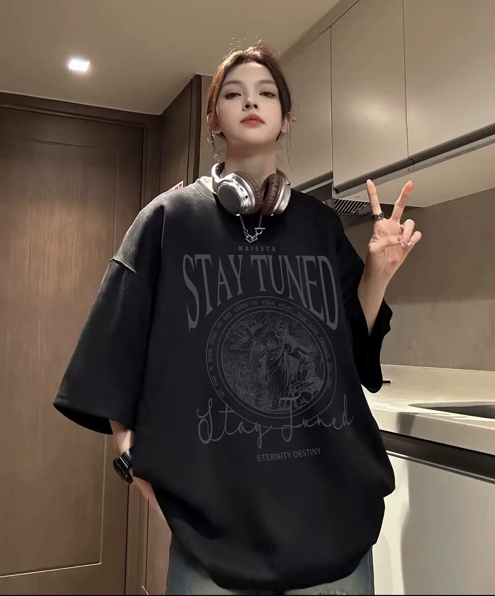 メンズスエード半袖Tシャツ、ルーズレタープリント、カジュアルラウンドネック、2024トレンド
