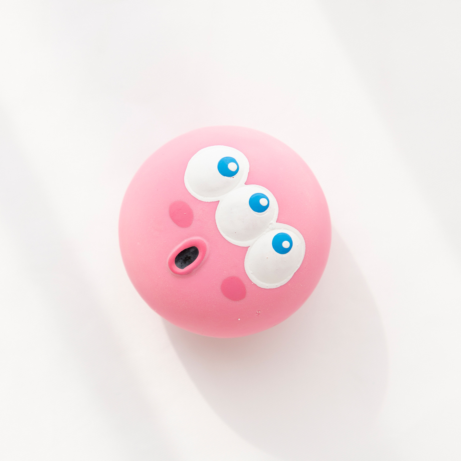핑크색 큰 눈