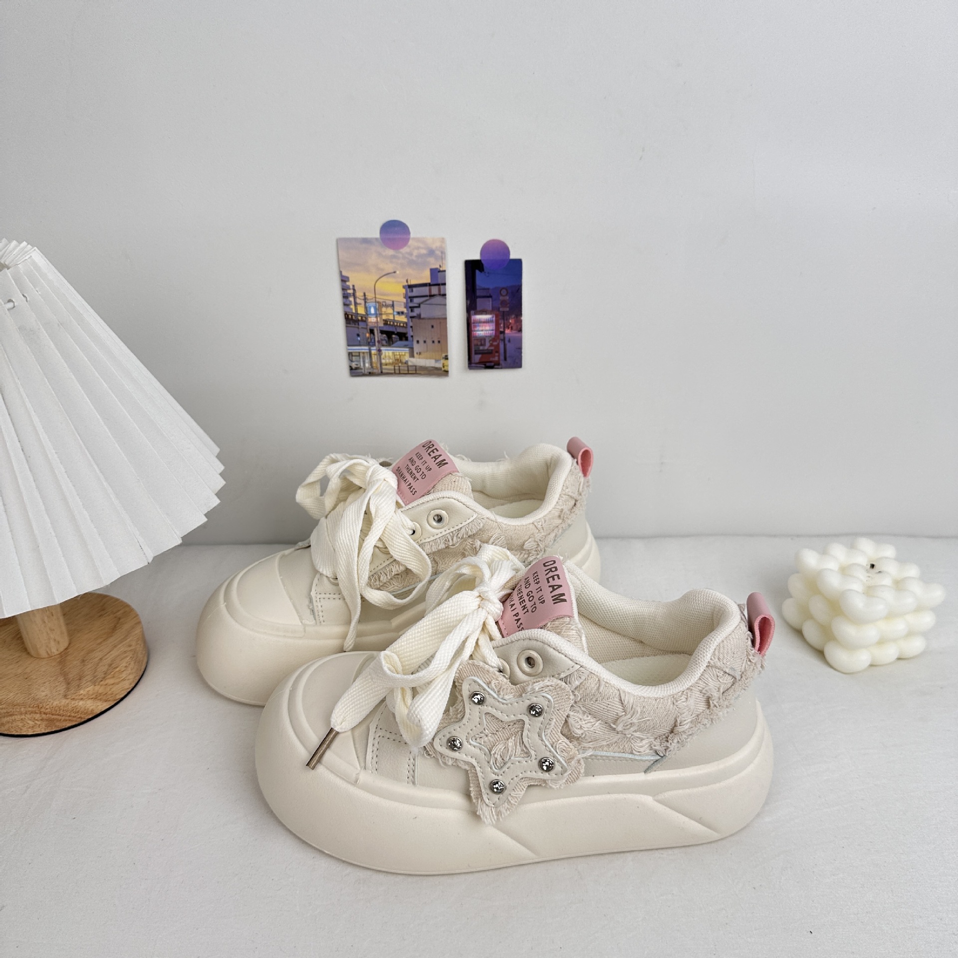 Yuanbo 2025 primavera nuevo estilo estudiante suela gruesa zapatos de tabla de cabeza grande zapatos de lona para mujer zapatos casuales de todo fósforo para el cabello