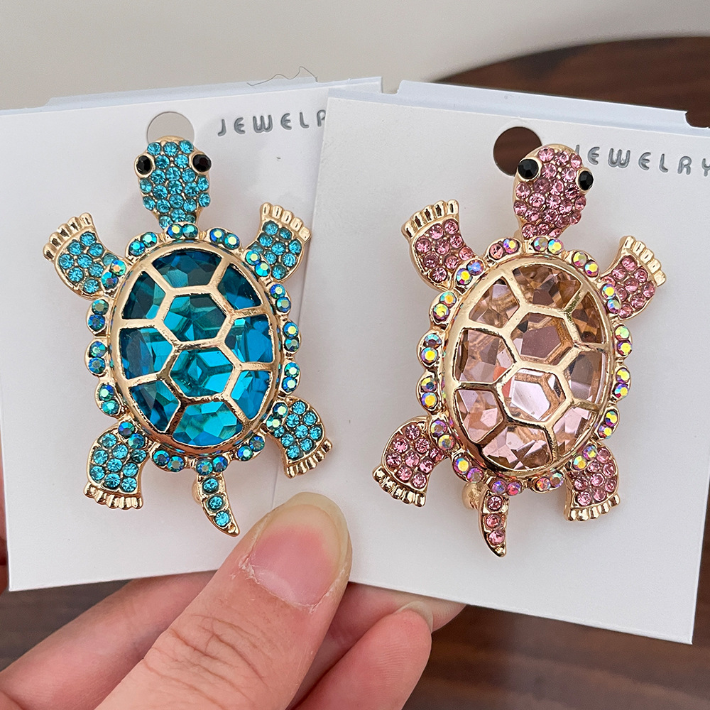 Broche de tortuga con incrustaciones completas de diamantes sintéticos