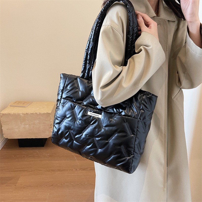 Gran capacidad abajo bolso de mano para las mujeres 2024 nuevo bolso casual moda todo partido ligero bolso de hombro moda al por mayor