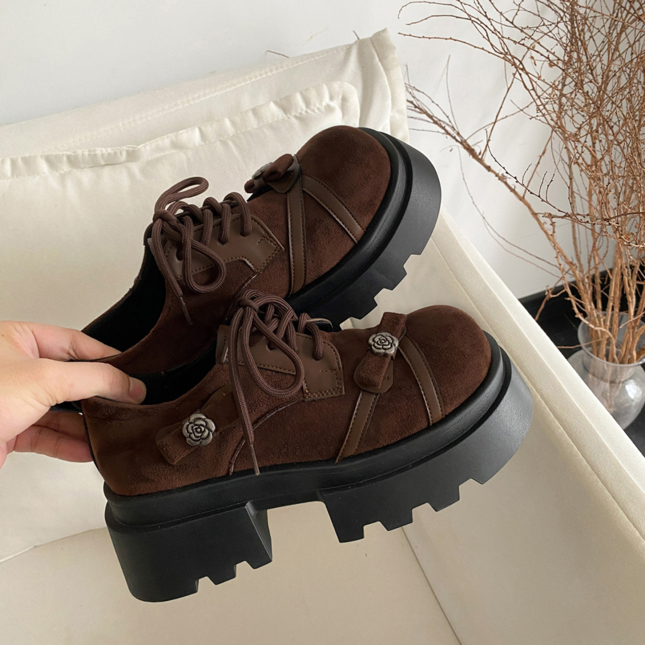 Retro estilo francés de tacones gruesos, zapatos de boca profunda para mujeres 2026 nuevos zapatos de moda de caño de altura de falda