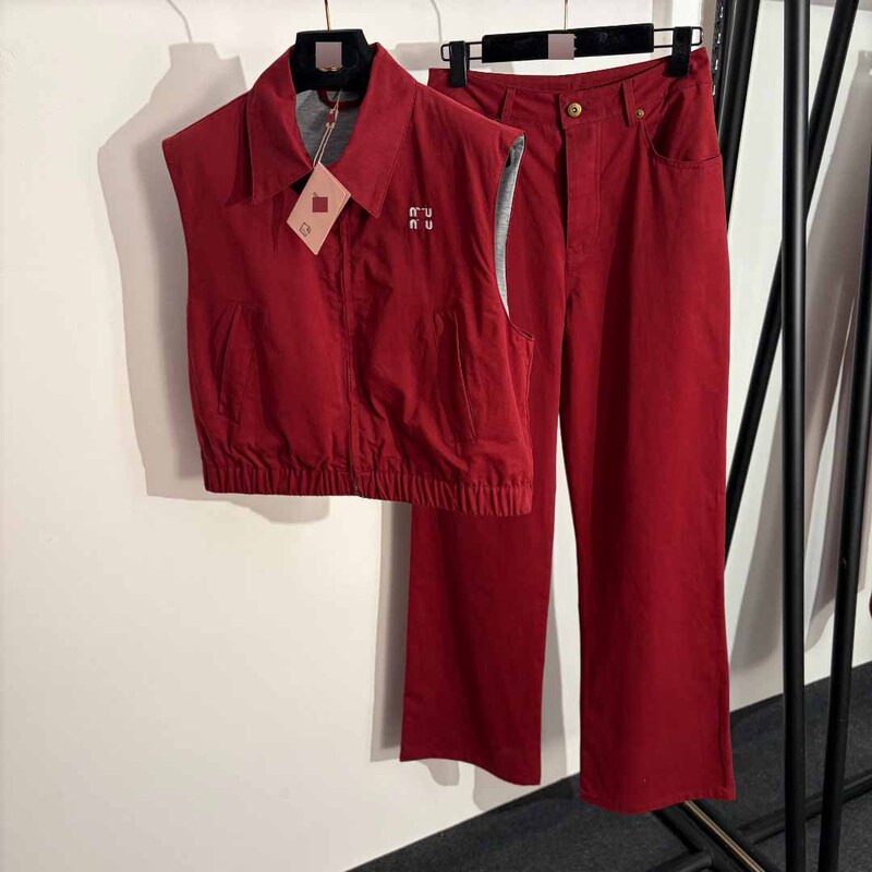 Nanyou Miu High-End New Style Set: Logo Embroidered Sleeveless Lapel Vest Jacket + High-Waisted Straight-Leg Pants Nanyou Miu High-End New Style Set: Logo Embroidered Sleeveless Lapel Vest Jacket + High-Waisted Straight-Leg Pants