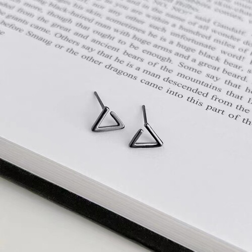 S925 silver inverted triangle earrings hypoallergenic ear piercing care cool handsome male vintage niche minimalist hip-hop men geometric