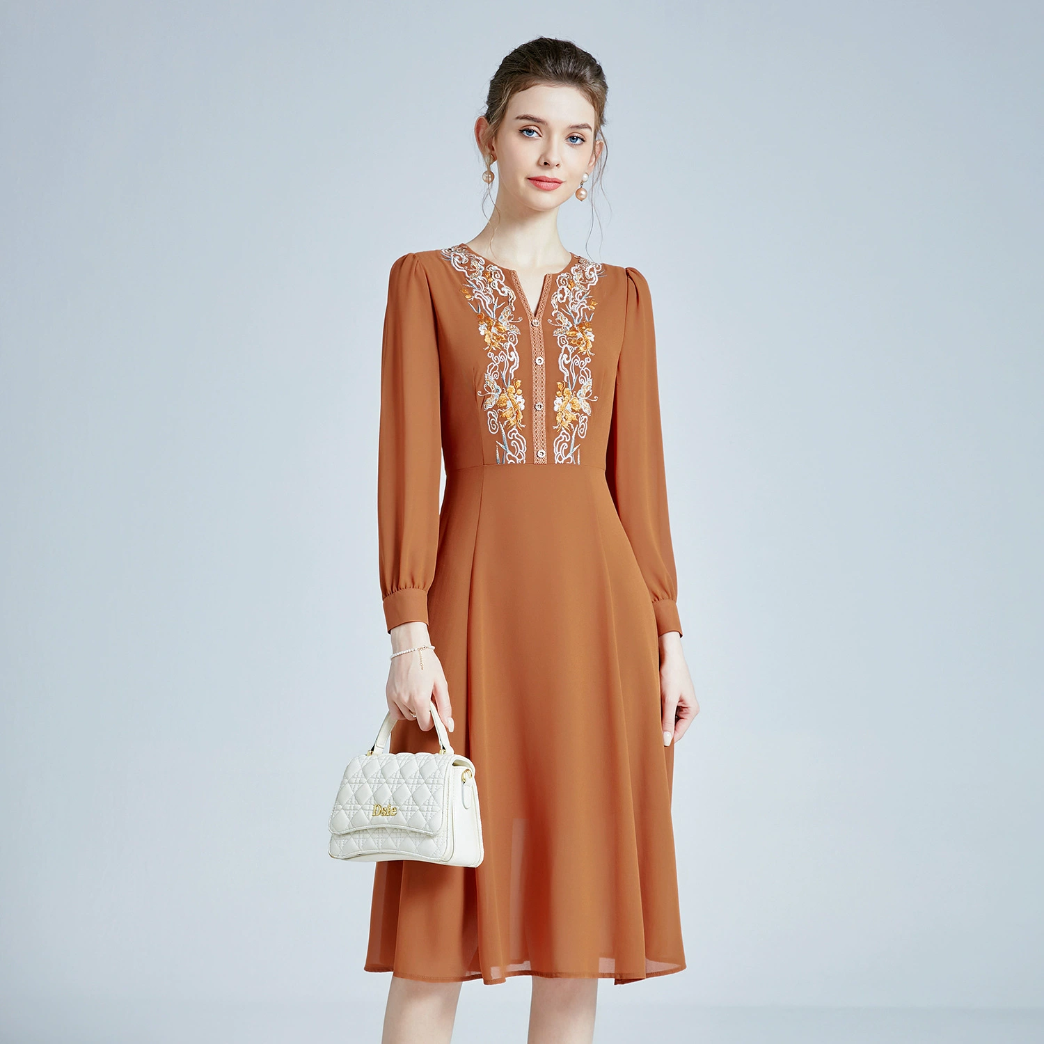 Шэньчжэнь высокого класса банкетное платье Весна и лето Новые вышитые Мать-в-законе и бабушка платье Плюс Размер Свободное платье цельный доставка