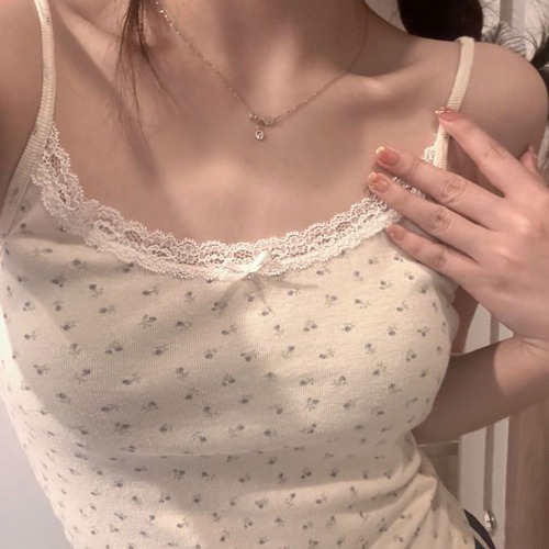 Summer Instagram-inspired floral U-neck strappy cropped top for women – slimming, figure-flattering, and perfectly fresh basic T-shirt