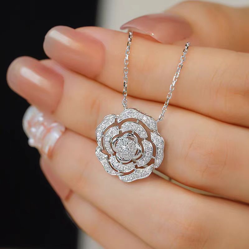 Cross-border V-gold exquisitely crafted miniature Chanel-style camellia necklace with full diamonds, sweet and light luxury fashion clavicle chain pendant, factory direct sales.