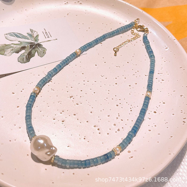 Design retro necklace from pearl