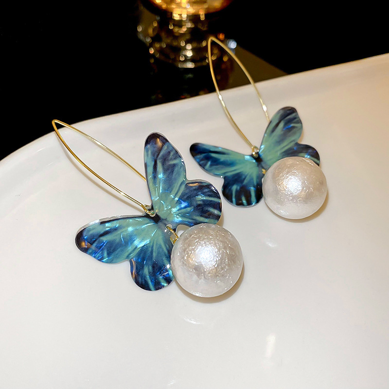 Pendientes de perlas artificiales de mariposa de aguja de plata Pendientes de todo fósforo de nicho retro femenino Pendientes de temperamento de moda Lujo ligero de alta gama