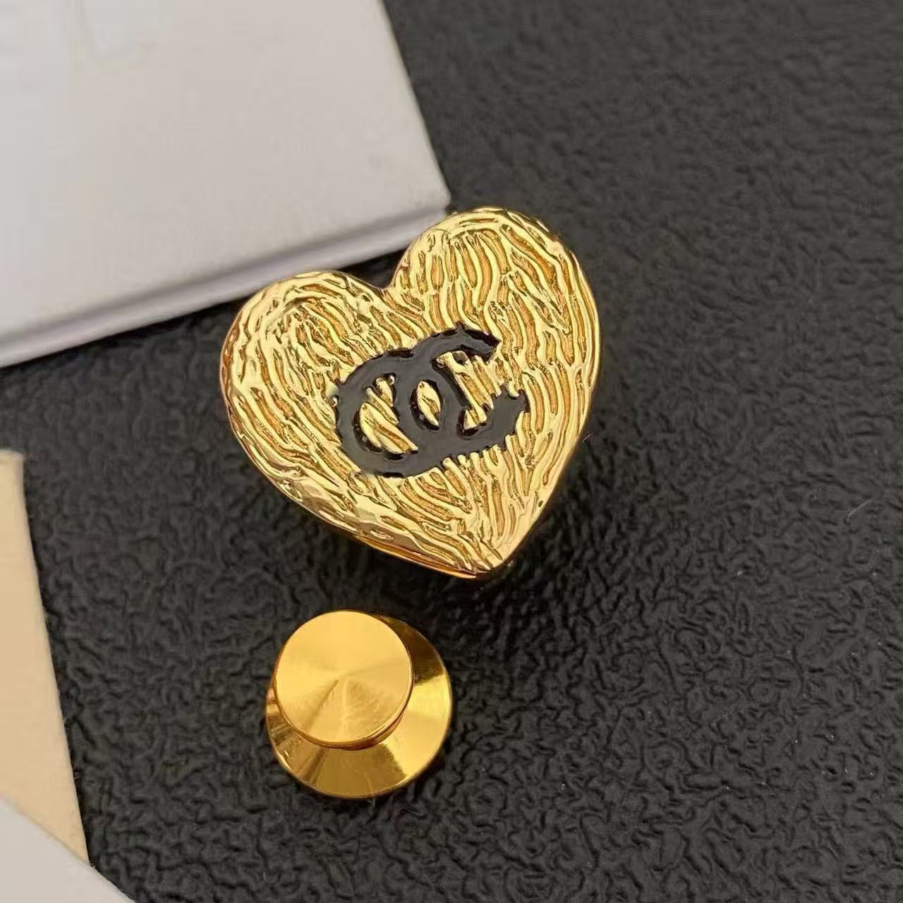 Classic Chanel-Style High-End Gold-Plated Brooch, Fashionable Retro Star Ocean Personality Trend, Sweet and Cool Heart Design
