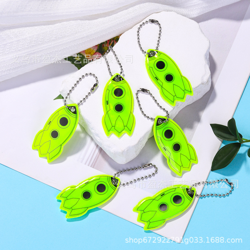 Factoria directa de colgantes reflectantes en forma de cohetes de llaveros nocturnos material de PVC colgantes de seguridad creativos de luz nocturna