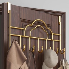ドアにハンガーを掛けます。ドアの後ろにフックします。穴を開けないでください。