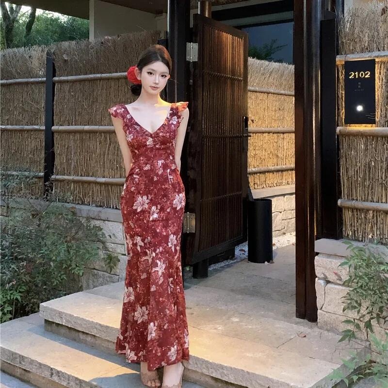 ชุดเดรสลายดอกไม้ย้อนยุค2025สายเดี่ยวฤดูร้อนแบบใหม่ใส่แล้วดูผอมกระโปรงยาวสไตล์ฝรั่งเศสดูเรียบหรูใบบัวกระโปรง