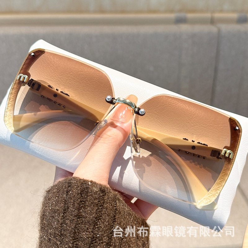 MはDouyin Xiaohongshuファッショナブルなサングラス、人気の女性用クロスボーダーベビーブレスインターネットセレブサングラス日焼け止めを直接供給しています|undefined
