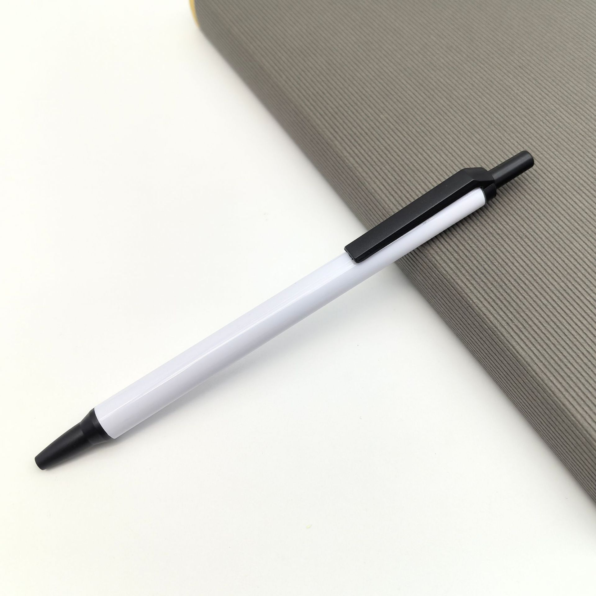 Bolígrafo de prensa de plástico clásico, bolígrafo publicitario simple, transferencia de calor, bolígrafo antiguo, bolígrafo blanco barato