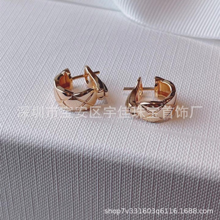 シャネル風菱形イヤリング、925スターリングシルバーに18Kゴールドメッキ、菱形模様のイヤリング、ファッショナブルで高級感のあるイヤリング、メーカー直販。