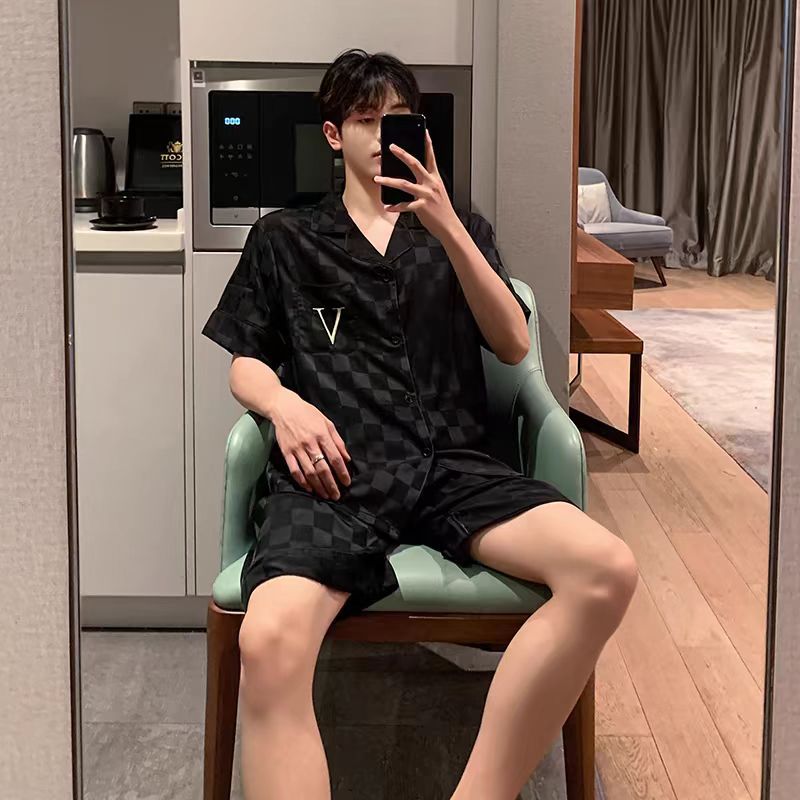 검은색 반팔 반바지