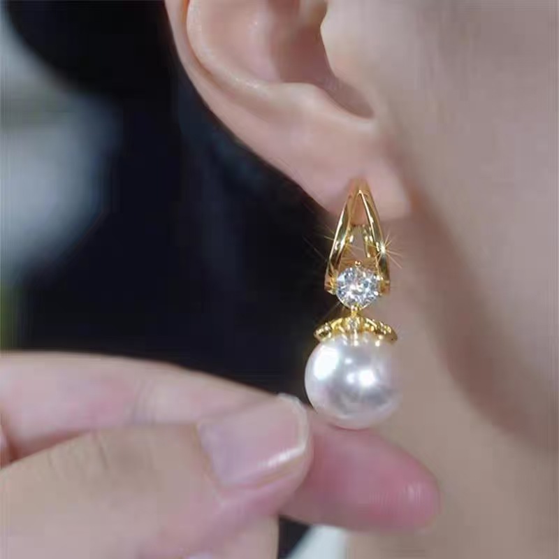 Nuevos pendientes de perlas estilo vintage, de alta gama y exquisitos, clips para las orejas de estilo femenino, pendientes de circonita ligeros, lujosos y versátiles, venta al por mayor.