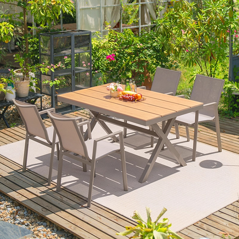 Mesa y silla de patio al aire libre, madera plástica, casa nórdica, patio al aire libre, jardín al aire libre, balcón, combinación de terraza de ocio