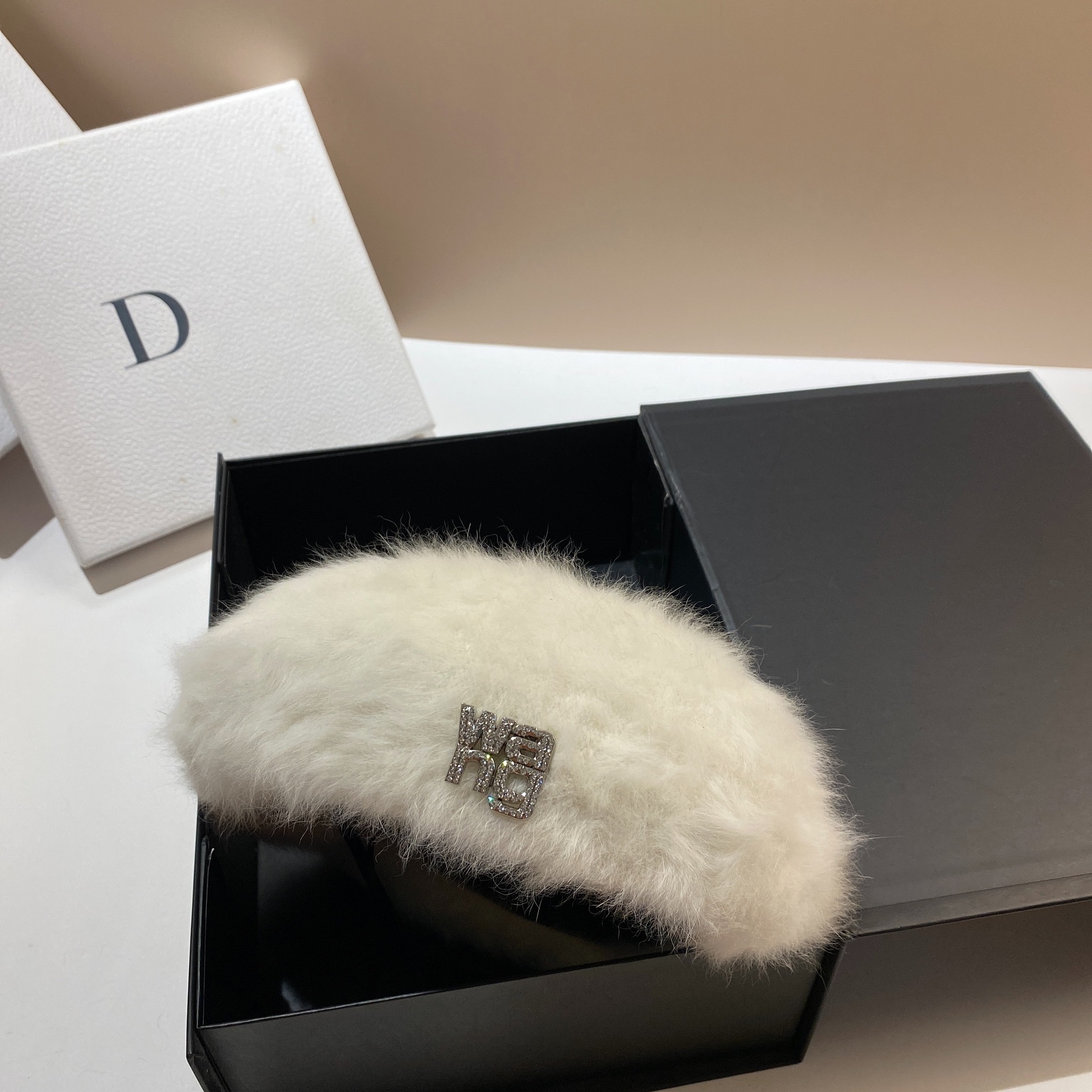 Rabbit hair beret women's Korean version autumn and winter plush diamond inlaid king octagonal fashion socialite style_voghion.com